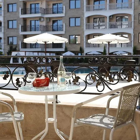 Valencia Gardens Luxury 아파트 네세부르